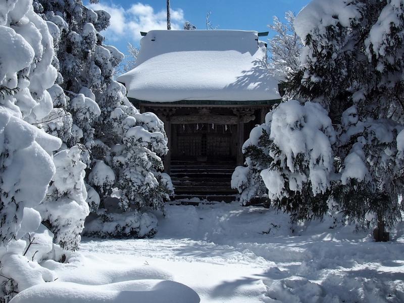 産霊神社も冬模様に。雰囲気が別物ですね